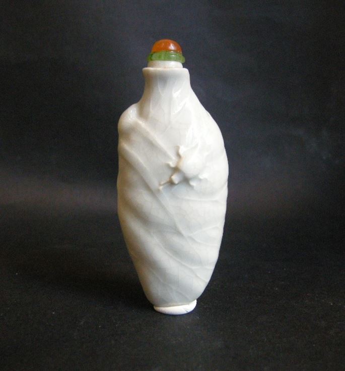 Snuff bottle white porcelain slightly cracked - Lotus shape | MasterArt